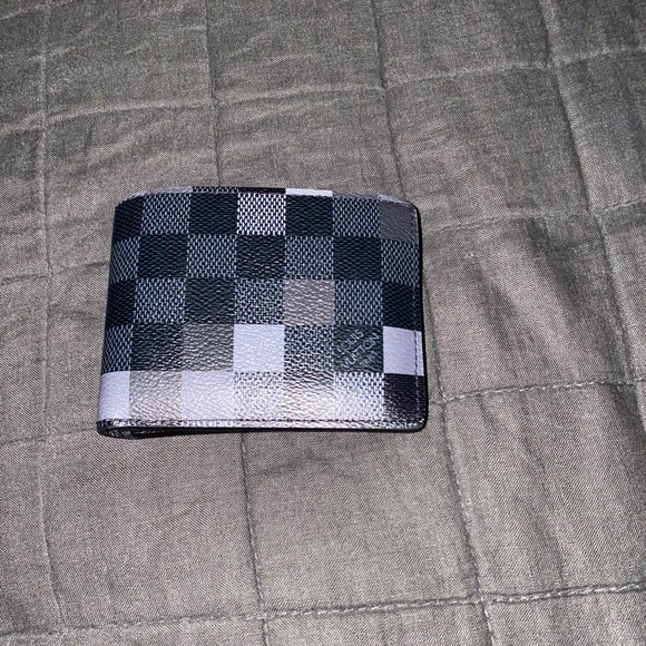 Louis Vuitton wallet - Picture 1 of 2